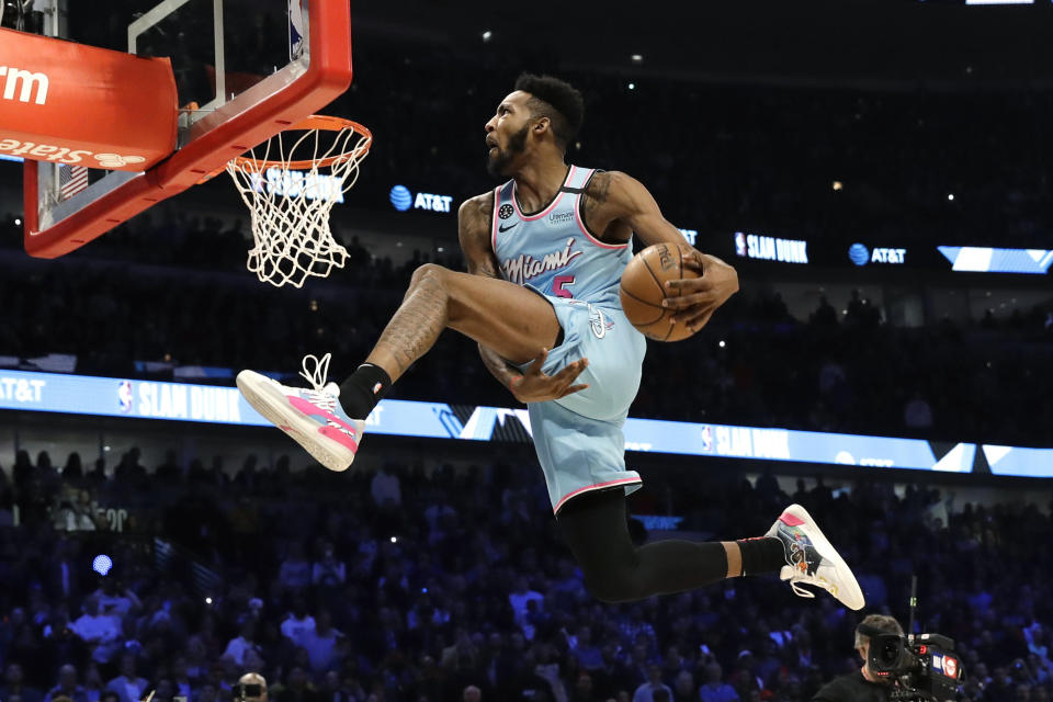 Derrick Jones, del Heat de Miami, salta hacia la cesta durante el concurso de volcadas de la NBA, el sábado 15 de febrero de 2020 (AP Foto/Nam Y. Huh)