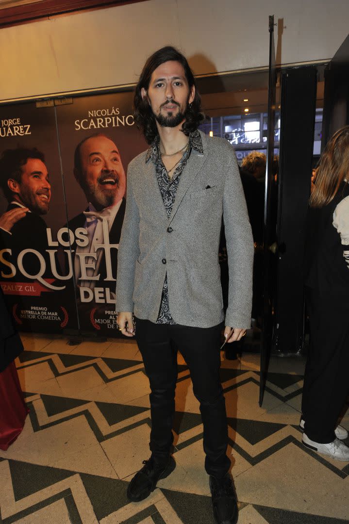 Federico Couts, que estaba nominado por La tiendita del horror y Tick Tick Boom, optó por un blazer gris que combinó con una camisa de estampa arabesca al tono