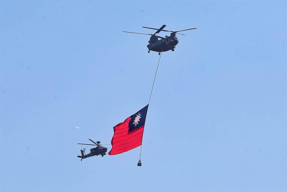 國慶典禮即將到來，2架垂掛巨型國旗的CH-47SD直昇機30日在4架AH-64E阿帕契直升機護衛下參與演練。（杜宜諳攝）