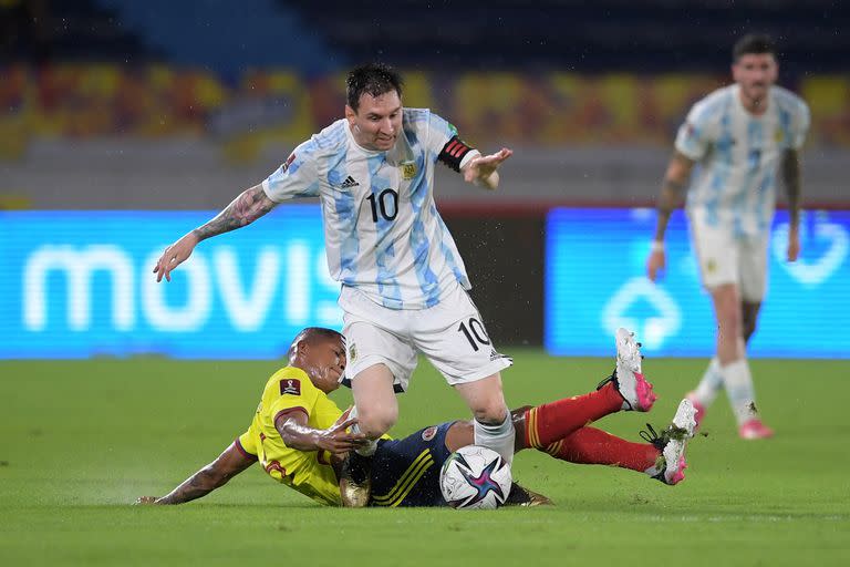Lionel Messi disputa la pelota con Wilmar Barrios.