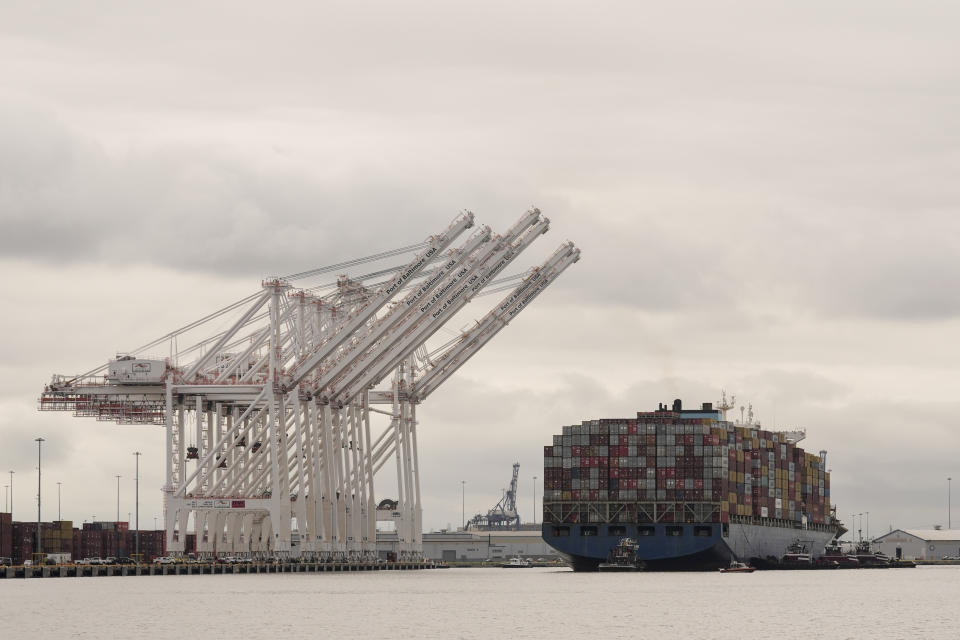 Varias remolcadoras escoltan al carguero Dali después de que fuera reflotado en Baltimore, el lunes 20 de mayo de 2024. El barco golpeó el puente Francis Scott Key el 26 de marzo, lo que provocó que se derrumbara y causó la muerte de seis personas. (AP Foto/Matt Rourke)