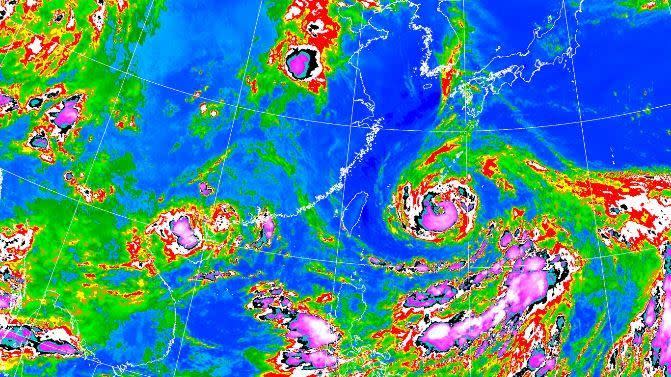 中颱「烟花」將持續增強，朝台灣接近中。（圖／中央氣象局）