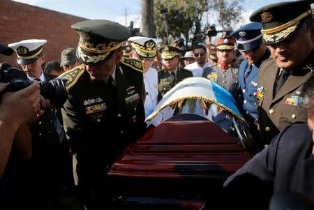 Oficiales militares llevan el ataúd que contiene el cadáver del exdictador guatemalteco Efraín Ríos Montt, durante su funeral en el cementerio de Ciudad de Guatemala, 1 de abril del 2018. REUTERS/Luis Echeverria