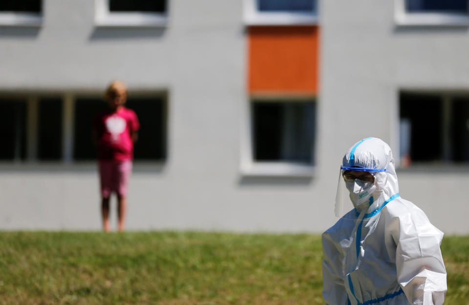 Mitarbeiter eines Test-Teams vor einem von Tönnies-Mitarbeitern bewohnten Wohnhaus (Bild: Reuters/Leon Kuegeler)