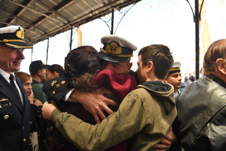 Abrazos, llantos y alegrías en el reencuentro de la tripulación de la Fragata Libertad y sus seres queridos