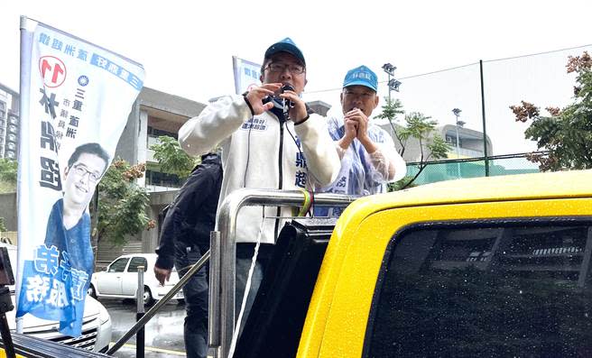 韓國瑜冒雨陪同子弟兵林鼎超車隊掃街。（呂健豪攝）
