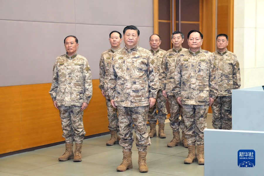 中共中央總書記、國家主席、中央軍委主席、軍委聯指總指揮習近平視察軍委聯合作戰指揮中心。   圖：翻攝自新華社