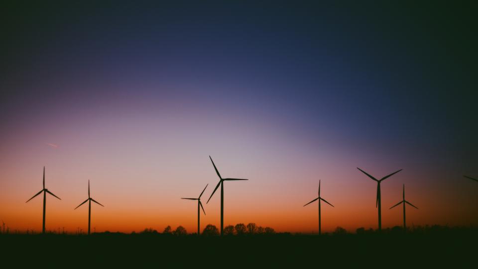 Windräder sind fester Bestandteil vieler deutscher Landschaften geworden - doch schaden sie den nächstgelegenen Anwohnern? (Bild: Getty Images)