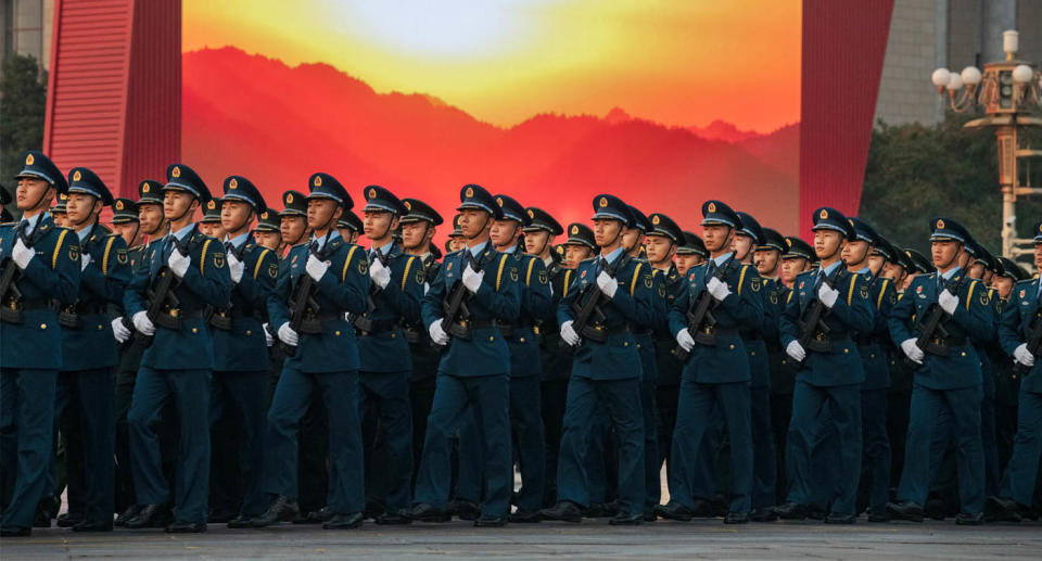 L'armée chinoise défile en formation lors d'une dernière répétition avant un défilé pour célébrer le 70e anniversaire de la fondation de la République populaire de Chine sur la place Tiananmen le 1er octobre 2019 à Pékin, en Chine