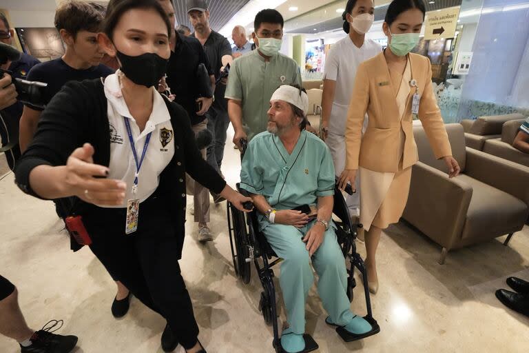 Un pasajero australiano, que resultó herido en un vuelo azotado por fuertes turbulencias, habla con periodistas en el Hospital Samitivej Srinakarin en Bangkok, Tailandia, el jueves 23 de mayo de 2024