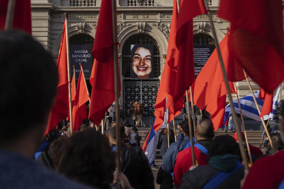 Miembros del Partido Comunista de Uruguay rinden tributo a Amelia Sanjurjo en su funeral en la Universidad de la República en Montevideo, Uruguay, el jueves 6 de junio de 2024. La Fiscalía uruguaya confirmó que los restos humanos encontrados en junio de 2023 en el Batallón 14 del Ejército uruguayo pertenecen a Sanjurjo, víctima de la dictadura de 1973-1985 que tenía 41 años y estaba embarazada cuando fue desaparecida. (AP Foto/Matilde Campodónico)