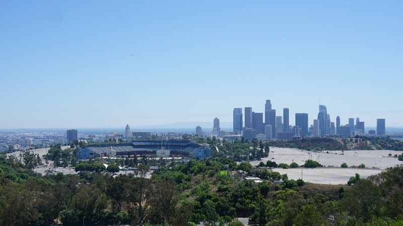 道奇球場位在洛杉磯的奇瓦士山谷（Chavez Ravine）丘陵地上，能從高處俯瞰整個洛杉磯市中心的高樓群。（中央社）
