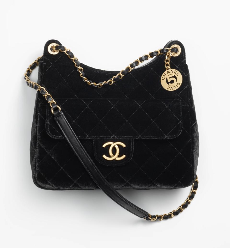 CHANEL手袋｜秋冬黑金新袋Top8！CHANEL 22價位再上高峰突破7萬、Jennie率先加持Hobo Bag