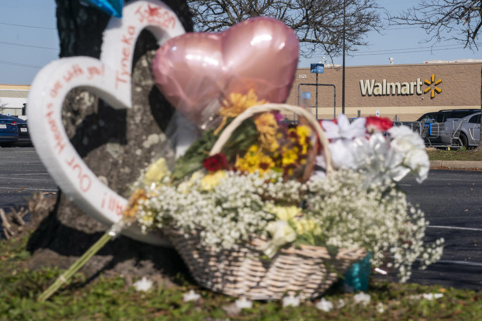 Image: Six People Killed In Shooting At Walmart In Chesapeake, Virginia (Nathan Howard / Getty Images)