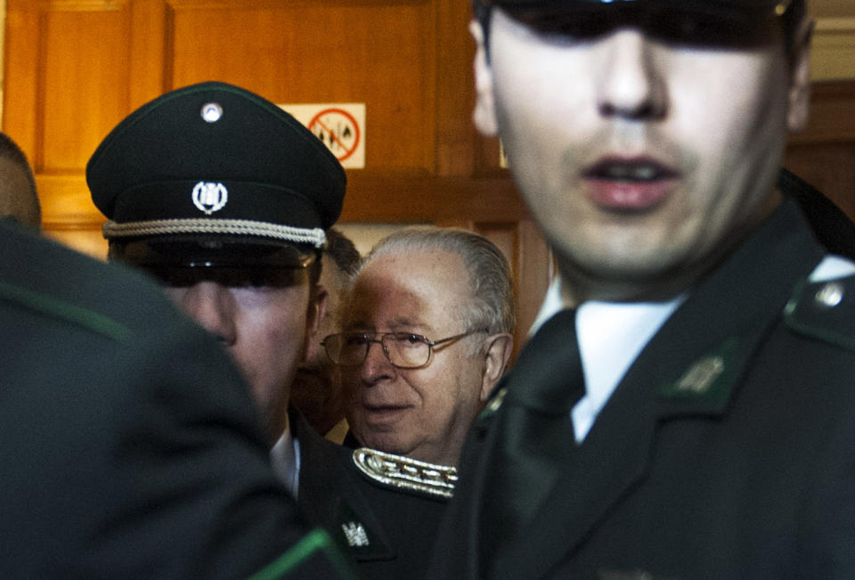 Chilean priest Fernando Karadima leaves&nbsp;a courtroom&nbsp;in Santiago, Chile, on Nov. 11, 2015. (Photo: VLADIMIR RODAS/AFP via Getty Images)