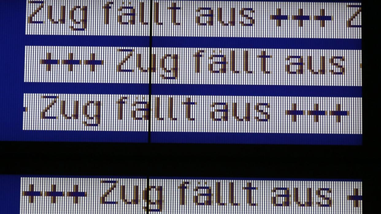 Durch Bäume im Gleisbett kam es im Zugverkehr zwischen Hamburg und Büchen zu Unterbrechungen.