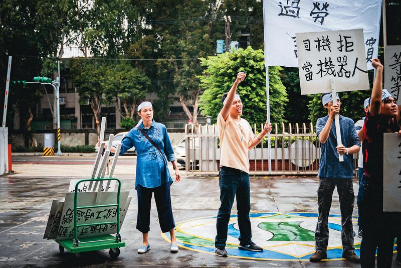 曾珮瑜（左）在《做工的人》說得一口流利的台語，這次接演台語劇《討債女王》，飾演爭取勞工權益的堅強孕婦，成為此劇的台語擔當。（台語台提供）