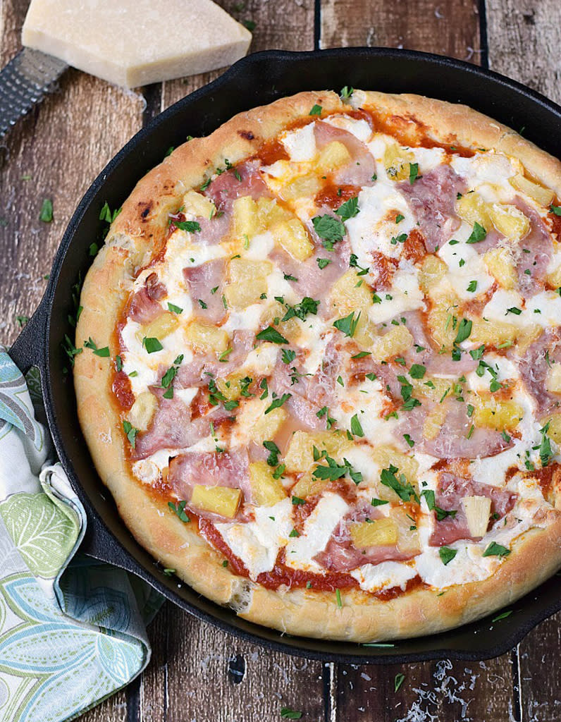 <p>Découvrir la recette <a href="https://cookingwithcurls.com/2015/06/25/deep-dish-hawaiian-pizza/" rel="nofollow noopener" target="_blank" data-ylk="slk:ici;elm:context_link;itc:0;sec:content-canvas" class="link ">ici</a></p><br>