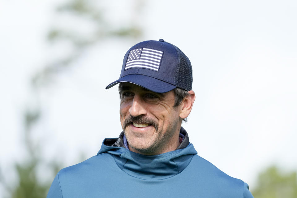 ARCHIVO - Aaron Rodgers durante un torneo de golf en el campo de Pebble Beach, California, el 1 de febrero de 2024. (AP Foto/Eric Risberg)