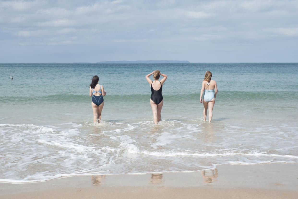 There are some risks with open water swimming in the heat. Here's how to stay safe. (Getty Images)