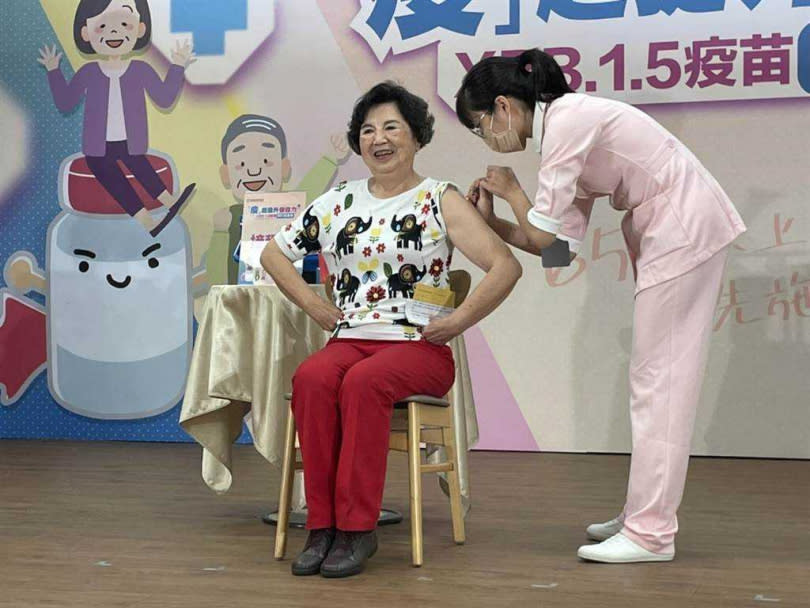 防疫大使滿嬌姨今天接種第五劑的新冠肺炎疫苗。（圖／中國時報記者鄭郁蓁攝影）