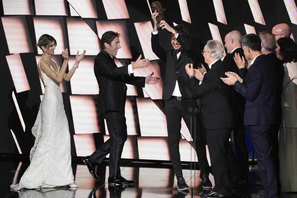 El productor Eduardo Villanueva, al centro, sostiene en lo alto el Goya a la Mejor Película "As Bestas", durante la 37ma edición de la entrega de los premios, el domingo 12 de febrero de 2023, en Sevilla, España. (AP Foto/José Bretón)