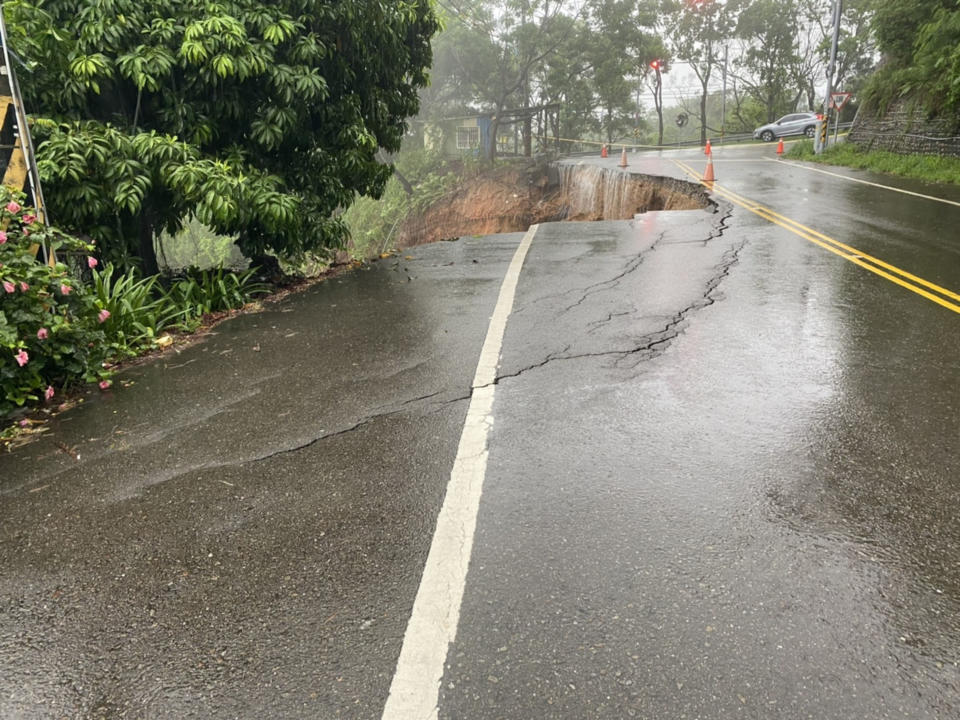 彰化縣21日雨量驚人，其中埔心測站當日累積雨量達288毫米，芬園、員林、溪湖等測站也都破200毫米，各地淹水災情不斷，三芬路也出現道路崩塌。（警方提供）