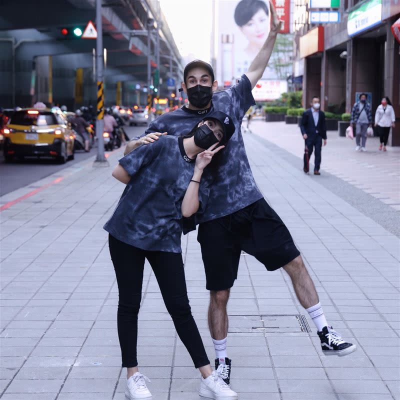 YouTuber酷、黑土日前一起分享在台灣生活的趣事。（圖／翻攝自酷的夢臉書）