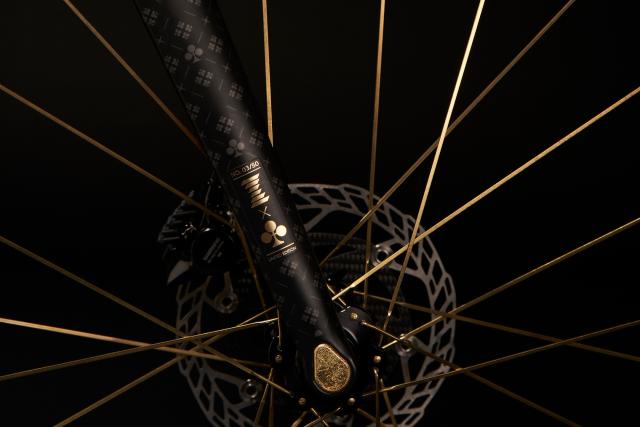 The Colnago Gioiello commemorates the Giro d'Italia with a whole lot of  real gold leaf - Velo