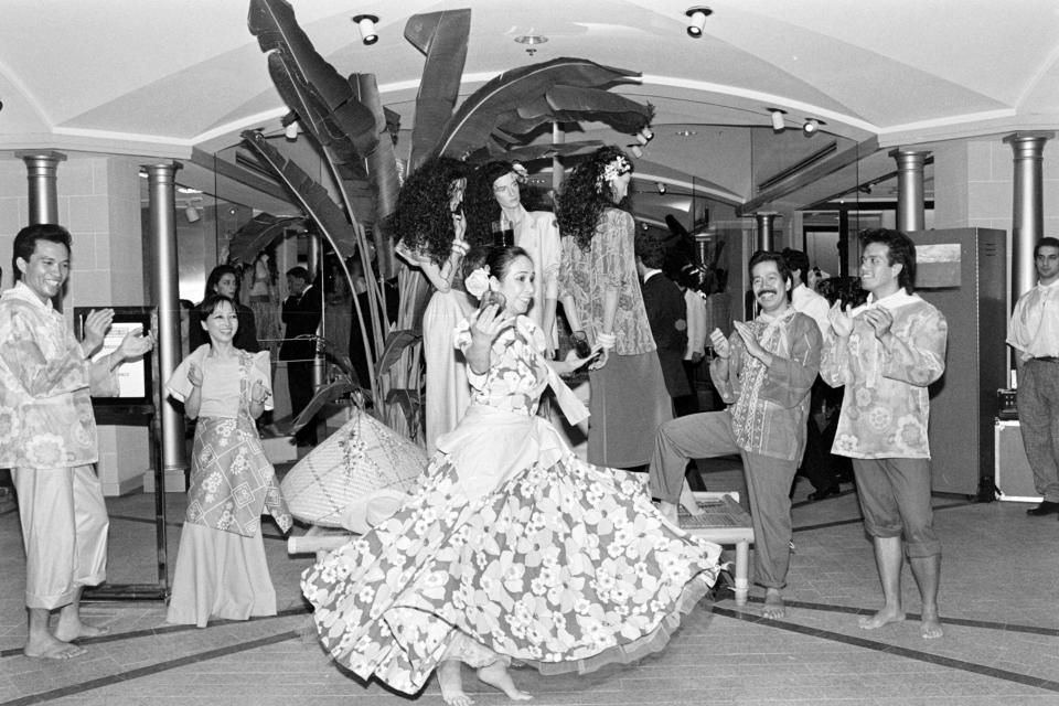 A Filipino folk dance troupe entertains guests during Bloomingdale’s “Return to India” promotion in 1986. - Credit: Toni Palmieri/WWD