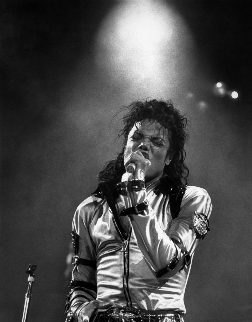 ROSEMONT, IL - APRIL 19:  Singer Michael Jackson performs during the 'Bad World Tour' at the Rosemont Horizon in Rosemont, Illinois on April 19, 1988.  (Photo By Raymond Boyd/Getty Images) 
