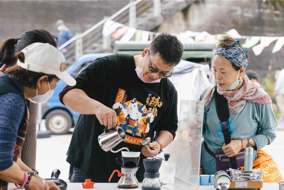 遊客在朝陽社區經營的「朝陽小舖」體驗手沖咖啡。圖／勞動部