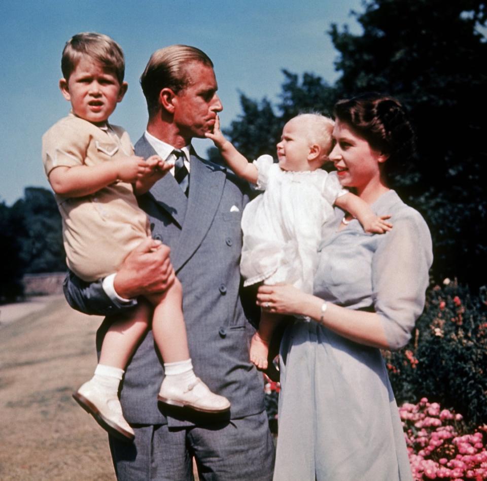 1951年，英女皇伊利沙伯二世與菲臘親王分別抱著孩子安妮公主及查理斯王子。