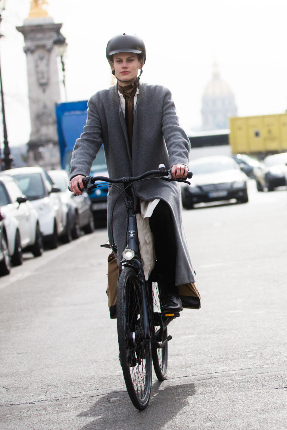 As anyone who has been to Paris Fashion Week when the Kardashians are there knows, it’s basically impossible to move. Model Saskia de Brauw was smart and chic and bypassed the paparazzi on bike.