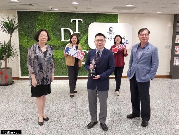 集保榮獲2020亞洲企業社會責任獎，經營團隊開心合影。