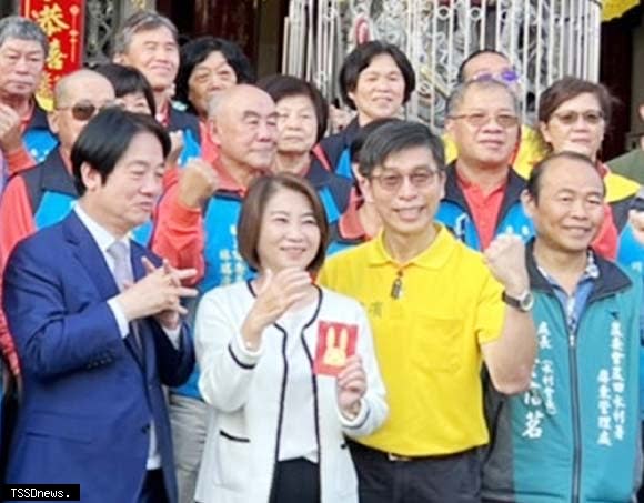 民進黨內的下屆屏東縣第一選區立委參選提名，鍾佳濱（右二）面臨黃信茗（右一）挑戰。