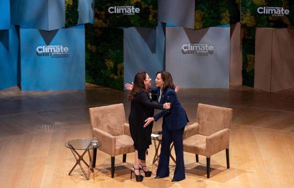 La vicepresidenta Kamala Harris, a la derecha, y Gloria Estefan se abrazan tras hablar durante la conferencia Aspen Ideas: Climate, en el New World Center, el miércoles 8 de marzo de 2023, en Miami Beach, Florida.