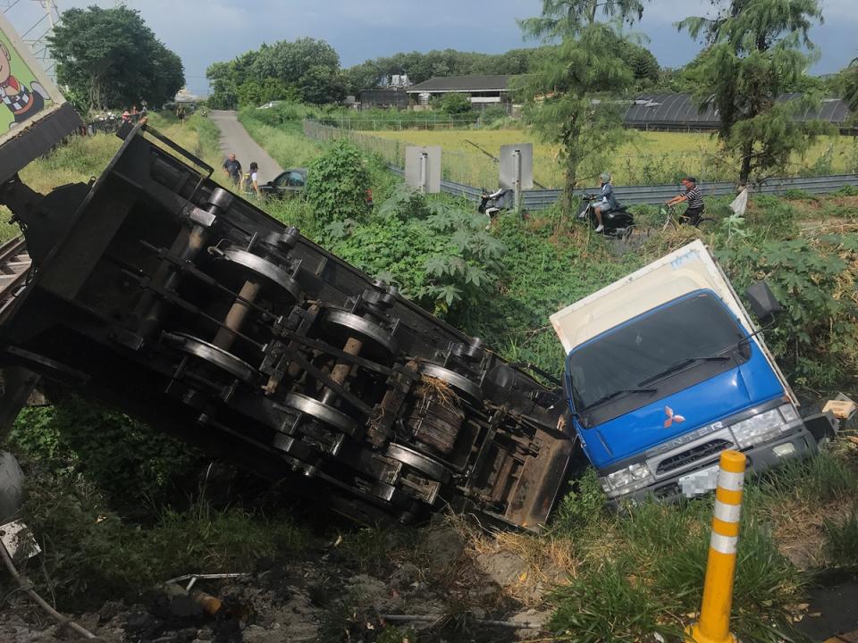  彰化溪湖鎮發生糖廠小火車與小貨車相撞的車禍，一輛 小貨車行經東螺溪堤岸道路時，和一輛溪湖糖廠小火車 相撞，火車頭和小貨車被撞進水溝 中央社