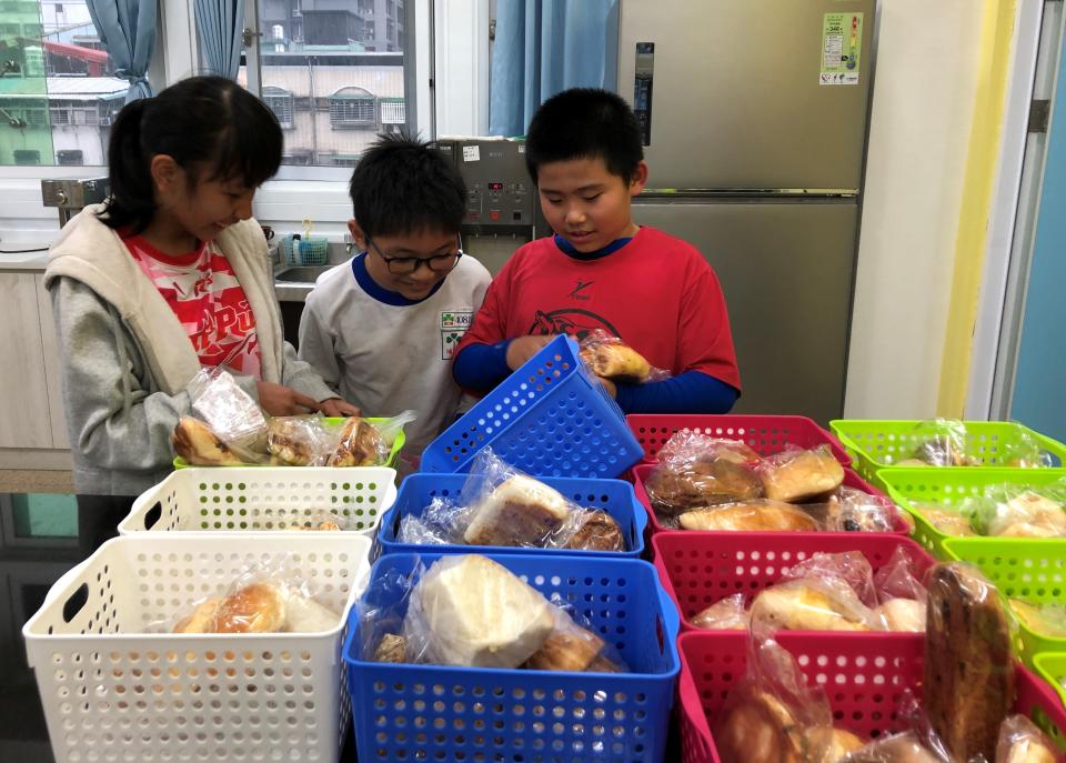 新埔國小與鄰近麵包店合作，讓受輔學生每日可以享用美味、營養的麵包。