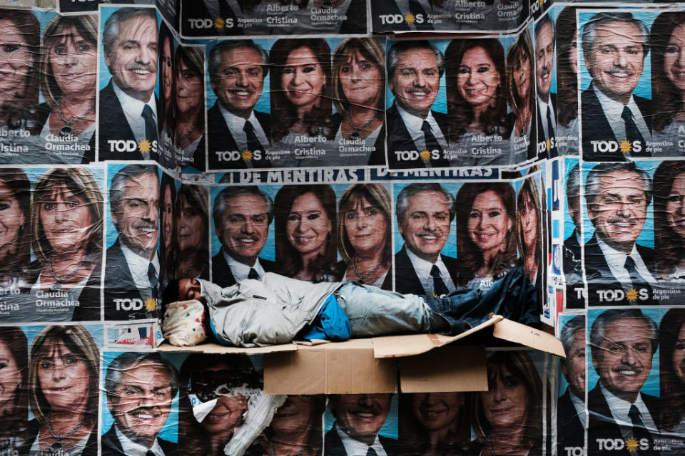 Ein obdachloser Mann schläft unter den Wahlplakaten des neu gewählten Präsidenten Alberto Fernandez. Als Kandidat des größtenteils peronistischen Wahlbündnisses Frente de Todos siegte er bei den Präsidentschaftswahlen 2019. Das Land ist wirtschaftlich angeschlagen und hochverschuldet, die Lebenshaltungskosten sind für viele Argentinier kaum noch zu tragen, die Armut wächst. (Bild: Getty Images)