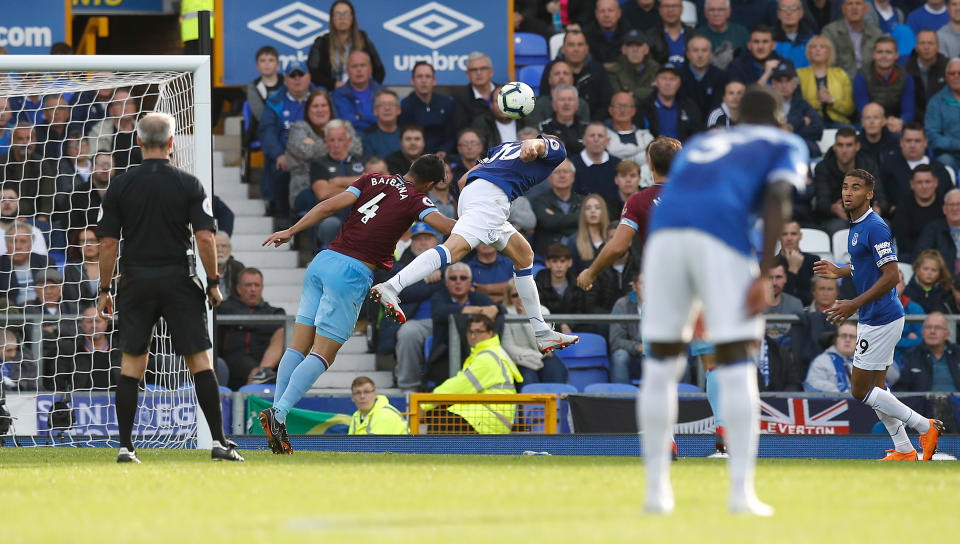 Everton’s Gylfi Sigurdsson (centre) heads his side’s first goal of the game