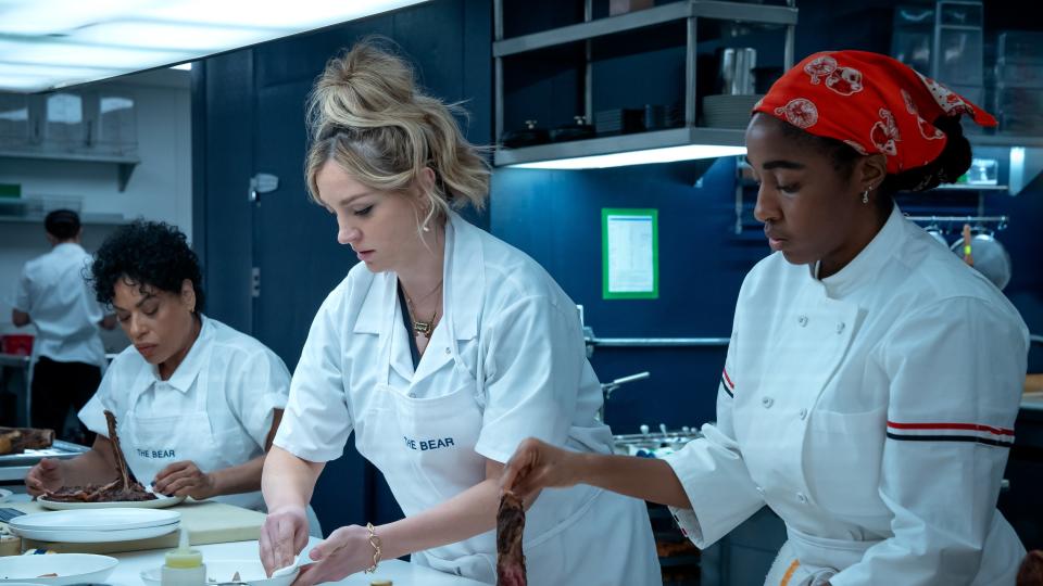 Liza Colón-Zayas, Abby Elliott and Ayo Edebiri in The Bear