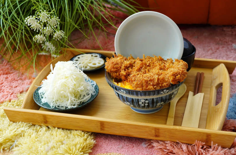 炸豬排丼飯「大盛」可依喜好選擇噶瑪蘭黑豬或究好豬，豬排醬汁也加入水果以清香解膩。（398元，圖／魏妤靜攝）