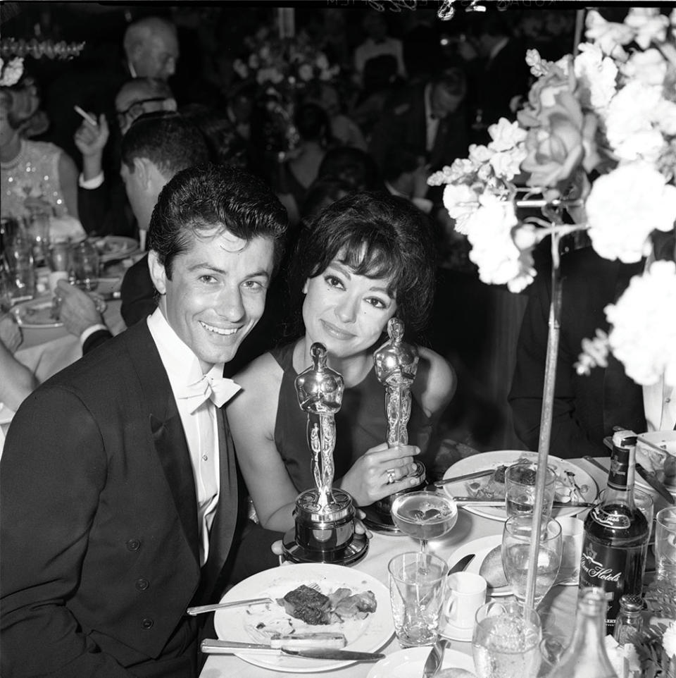 West Side Story’s best supporting actor George Chakiris and supporting actress Rita Moreno cozied up with their matching Oscars at the 1962 ball.