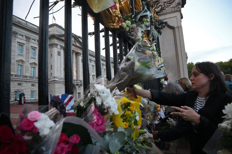 La gente se reúne frente al Palacio de Buckinghamdespués de que se anunció la muerte de la reina Isabel II