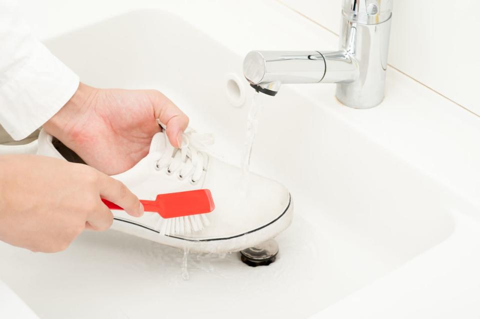 Besser also Hand anlegen am Schuhwerk, am besten mithilfe einer weichen Bürste (anstelle einer Spezialbürste tun es auch eine Zahn- oder Nagelbürste), eines Schwamms oder Baumwolltuchs. (Bild: iStock/bee32)
