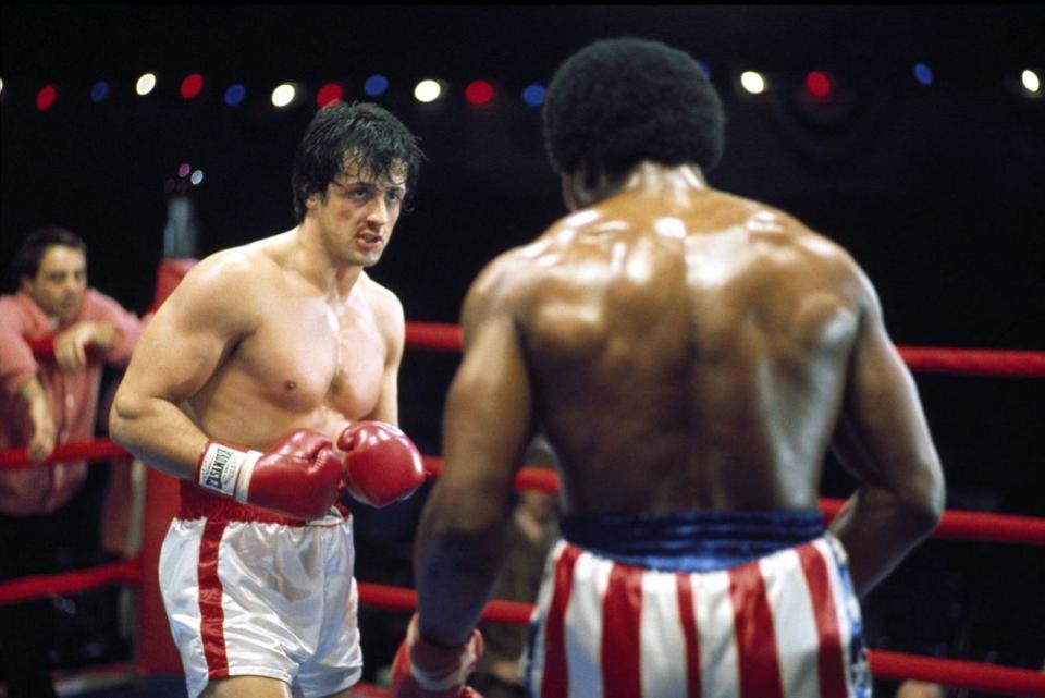 <p>Jeder kennt diese Geschichte: Ein junger Boxer aus dem Armenviertel in Philadelphia bekommt die Chance, gegen den ungeschlagenen Schwergewichts-Boxweltmeister Apollo Creed zu kämpfen. Rocky, der 'italienische Hengst’, verliert den Kampf zwar knapp, wird von den Zuschauern aber als moralischer Sieger gefeiert. Weniger bekannt ist die Tatsache, dass sich Hauptdarsteller und Drehbuchautor Sylvester Stallone für das Boxdrama von wahren Begebenheiten inspirieren ließ. Vorbild für Rocky Balboa ist der Boxer Chuck Wepner, der 1974 mit einem spektakulärem Kampf gegen Muhammad Ali berühmt wird. 'The Bleeder’ Wepner verliert den Kampf, schickt Ali aber einmal zu Boden. Eine Sensation. Nach dem Kampf wird er als Volksheld gefeiert. Jahre später verklagt der Boxer Stallone für “Rocky”, um sich mit dem Filmemacher dann doch außergerichtlich zu einigen. Derzeit entsteht ein Film über den legendären Kampf mit Liev Schreiber als Wepner und Pooch Hall als Muhammad Ali.</p><p>(Bild: 20th Century Fox Home Entertainment)</p>