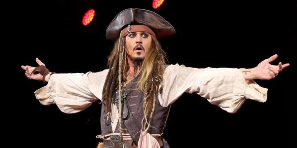 Proyectan imagen de Johnny Depp como Jack Sparrow en Disneyland