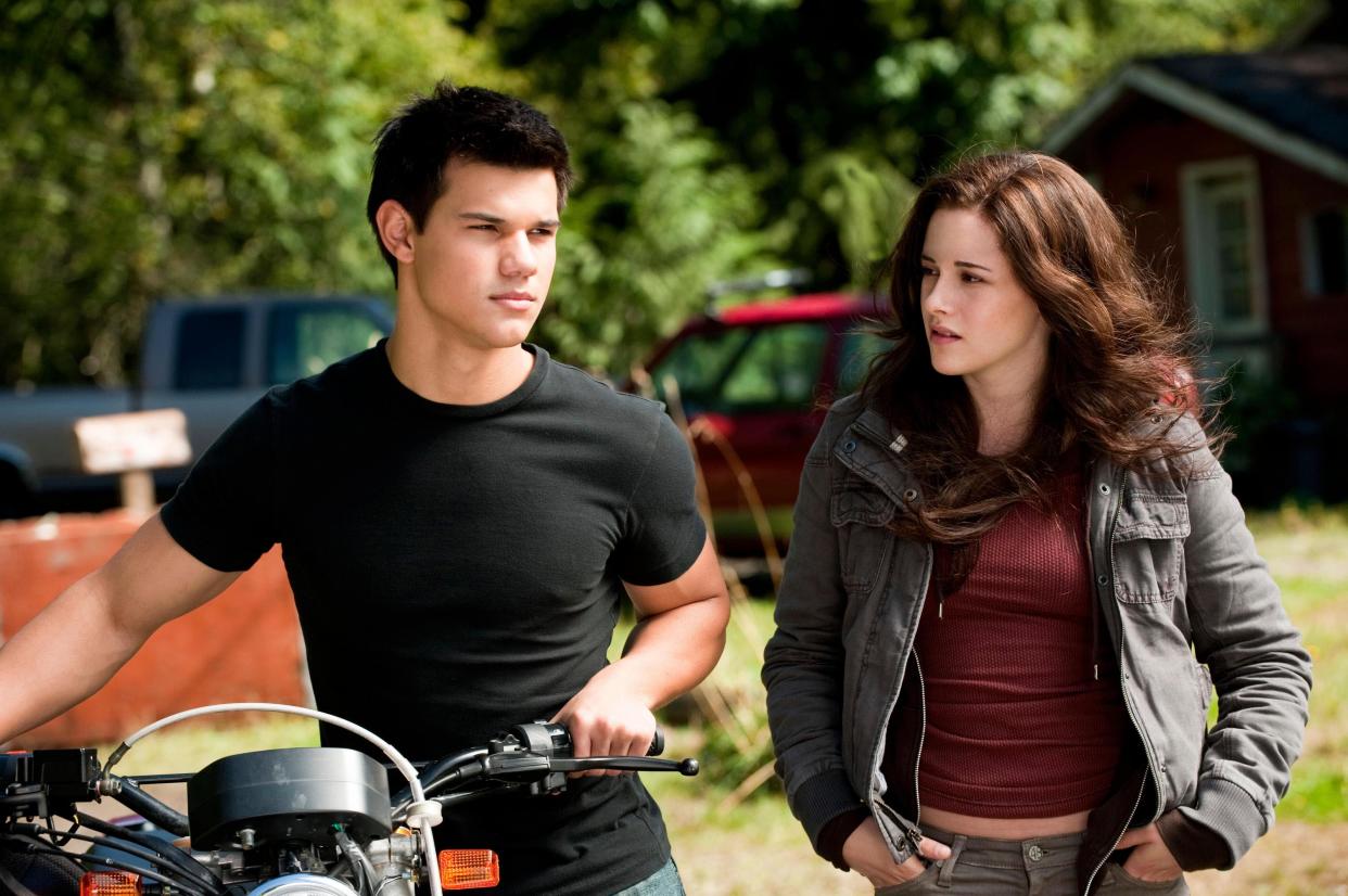 Taylor Lautner and Kristen Stewart (PictureLux / The Hollywood Archive / Alamy Stock Photo)