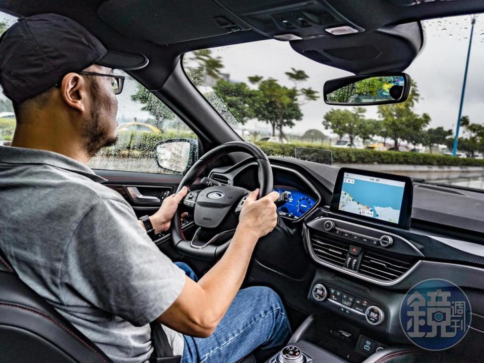 Kuga EcoBoost 250 AWD ST-Line底盤有進行專屬運動化調設，離地高度相較其他車型微幅降低，操控性在同級休旅車中雖算翹楚，但與更硬派的相比仍有相當距離。